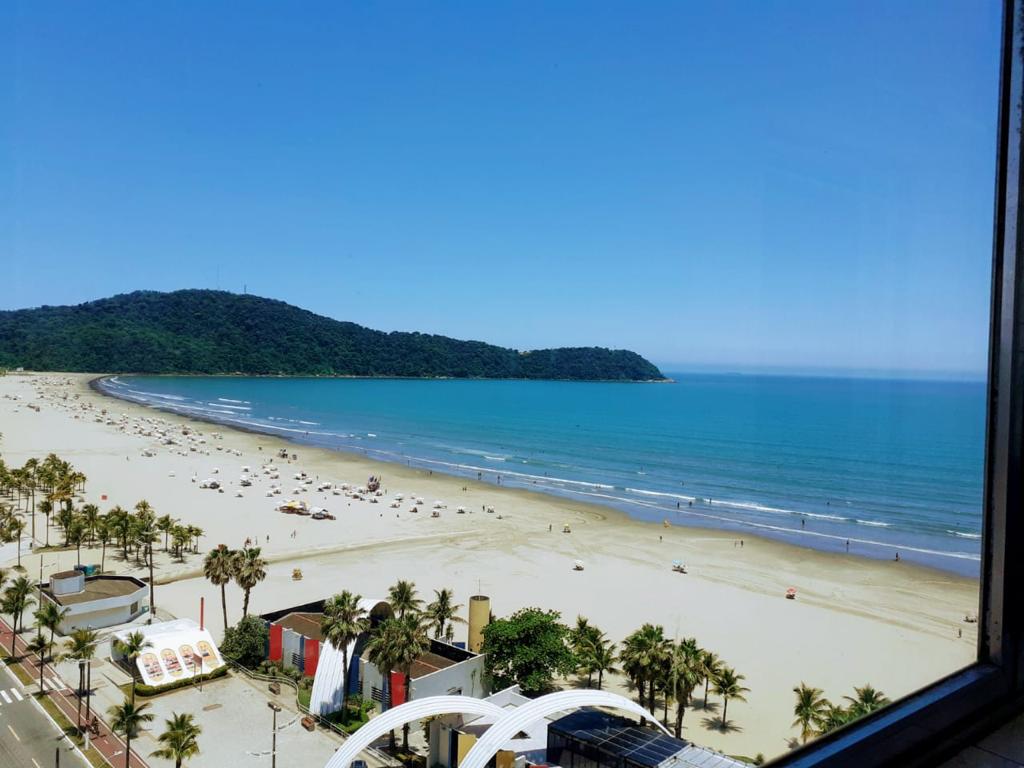 Vista da praia e do mar a partir do apartamento
